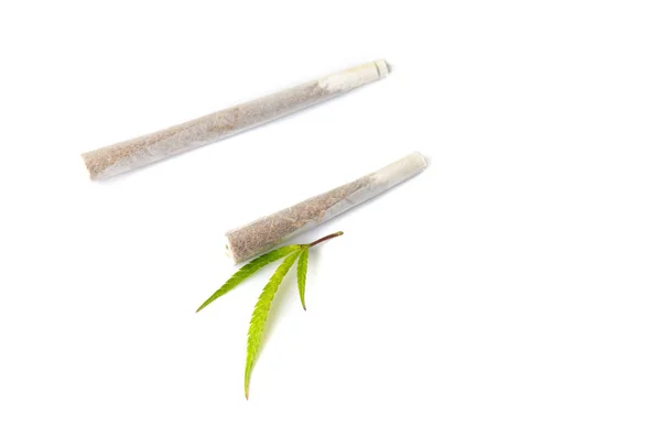 Deux joints et une feuille de marijuana — Photo