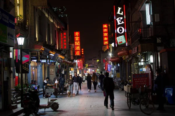 BEIJING, CHINA - 29 DE SEPTIEMBRE: Vista nocturna de la calle Hutong con peo —  Fotos de Stock