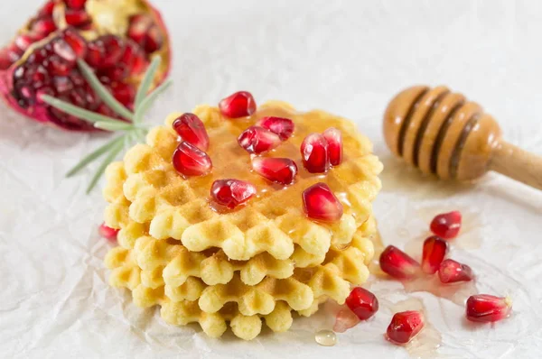 Wafel cookies met honing en granaatappel — Stockfoto