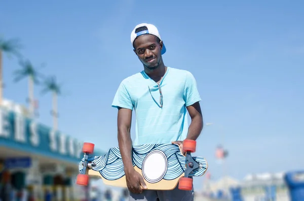 Mann mit Skateboard an der Promenade — Stockfoto