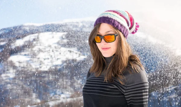 Retrato de inverno de uma menina enquanto neva — Fotografia de Stock