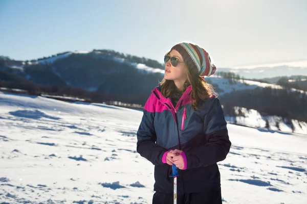 Femme avec des bâtons de randonnée debout sur le sommet de la montagne — Photo