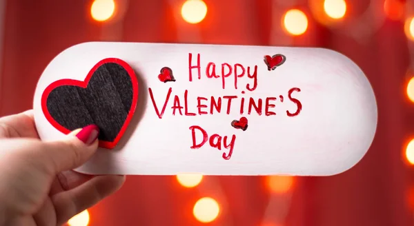 Hand met Happy Valentines day card — Stockfoto