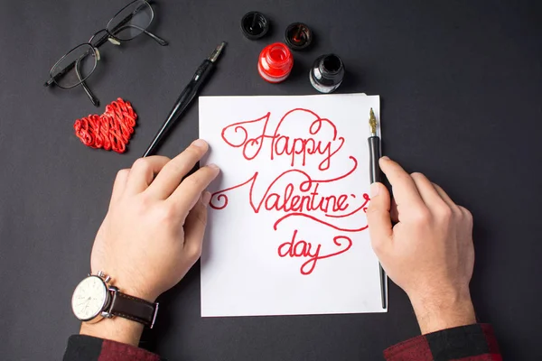 Mannelijke handen schrijven van een Valentijnskaart — Stockfoto