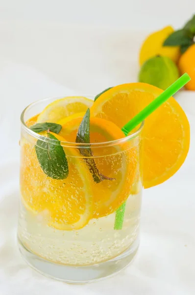 Bebida de naranja y agua con gas — Foto de Stock