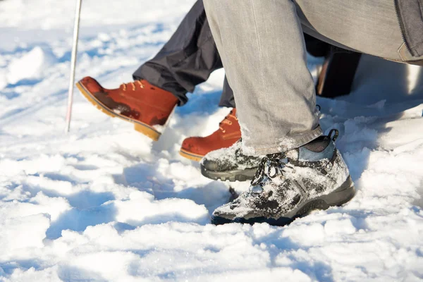 Hóval borított csizmát, és túrázás stick — Stock Fotó