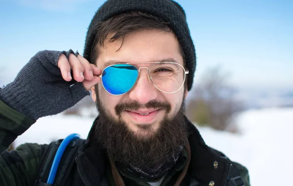 Hombre feliz con gafas de sol rotas — Foto de Stock