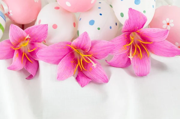 Huevos de Pascua con flores moradas —  Fotos de Stock