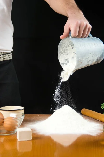 Man gieten bloem uit de kom van de maatregel — Stockfoto