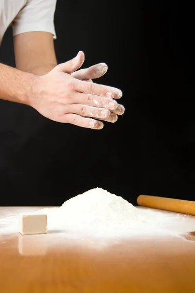 Cocinero macho sacudiendo la harina de sus manos — Foto de Stock