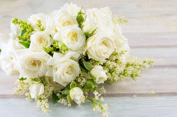 Buquê de rosas brancas em uma mesa — Fotografia de Stock