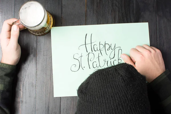 Man slapen op een tafel op St Patricks day — Stockfoto