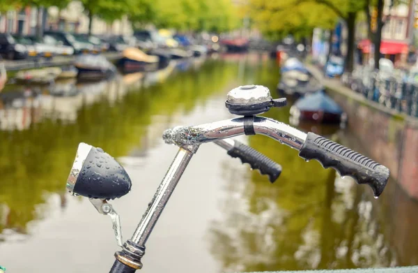 Bicycle parked on a bridge in Amsterdam city center — Stock Photo, Image