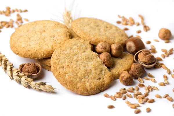 Biscuits intégraux aux noisettes et graines de lin sur blanc — Photo