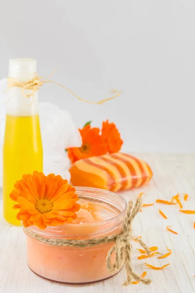 Productos cosméticos de caléndula con ramo de flores frescas — Foto de Stock