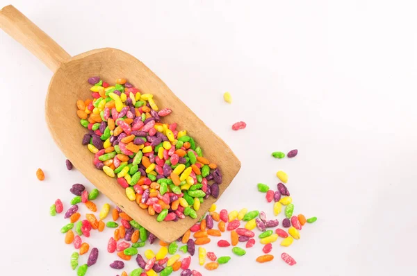 Mistura de bombons coloridos em colher de madeira — Fotografia de Stock