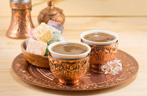 Caffè e delizia turca in tazze di rame — Foto Stock