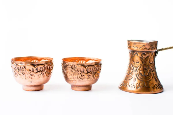 铜咖啡壶和杯子孤立 — 图库照片