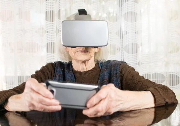 Mujer mayor usando gafas de realidad virtual — Foto de Stock