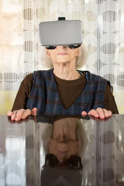 Abuela tratando de usar gafas VR — Foto de Stock