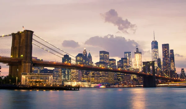 Brooklyn Bridge en Lower Manhattan in New York City — Stockfoto