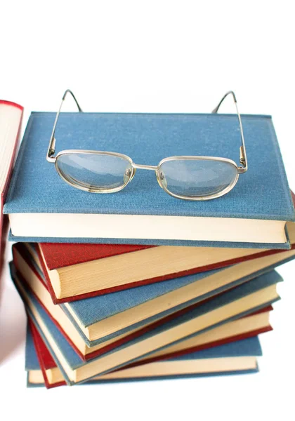 Leesbril op de top van boeken — Stockfoto