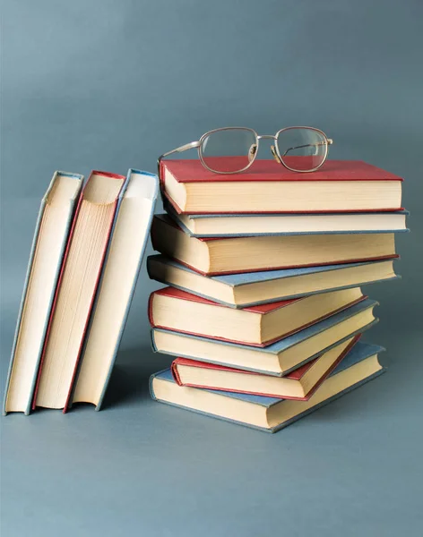 Bos van boeken en leesbril — Stockfoto