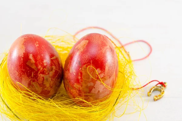 Красные пасхальные яйца в гнезде — стоковое фото