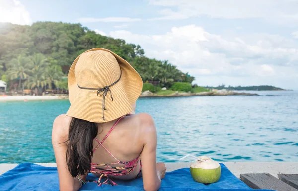 Menina com coco no destino tropical — Fotografia de Stock