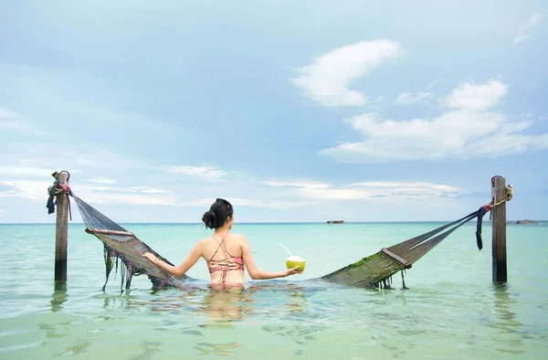 Woman enjoying horizon view with tropical — Stock Photo, Image