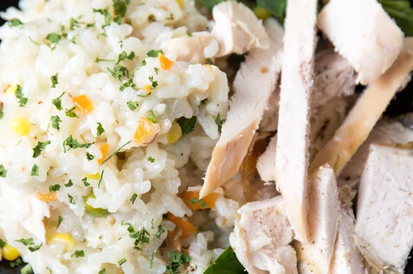 Pollo con arroz y verduras en un plato —  Fotos de Stock