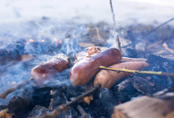 Köz açık havada yanan kavurma sosis — Stok fotoğraf