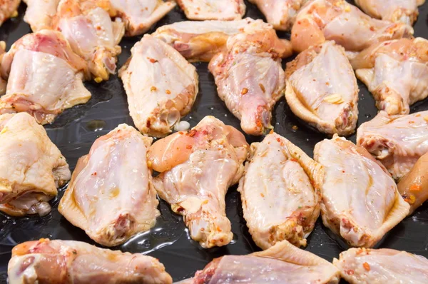 Сырые куриные крылышки со специями, готовыми к приготовлению — стоковое фото