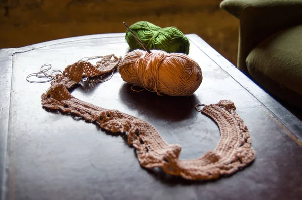 빈티지 테이블에 crocheting 액세서리 — 스톡 사진