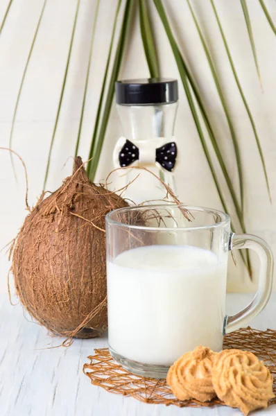 Latte di cocco e frutta intera — Foto Stock