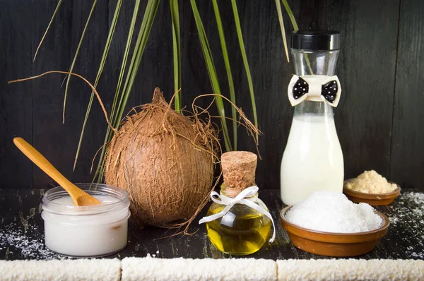 Diverse kokosproducten op zwarte achtergrond — Stockfoto