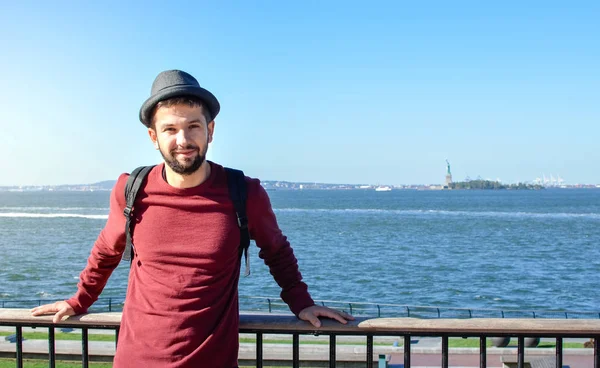 Turist poserar framför Frihetsgudinnan i New York — Stockfoto