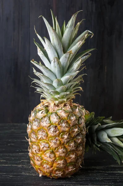 Fruta de abacaxi contra fundo de madeira escura — Fotografia de Stock