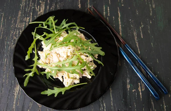 Ensalada de pollo con rúcula en un plato —  Fotos de Stock