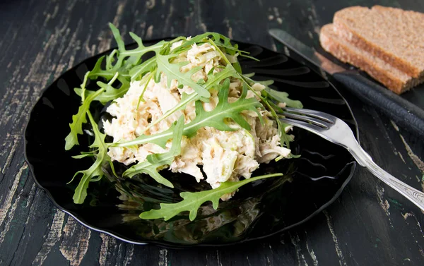 Ensalada de pollo con rúcula en un plato —  Fotos de Stock