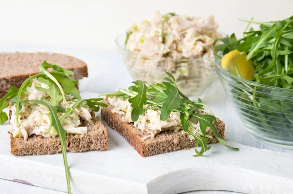 Ensalada de pollo y sándwiches de rúcula — Foto de Stock