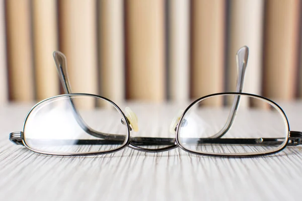 Читання окулярів перед книгами — стокове фото