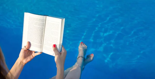 Menina lendo na piscina — Fotografia de Stock