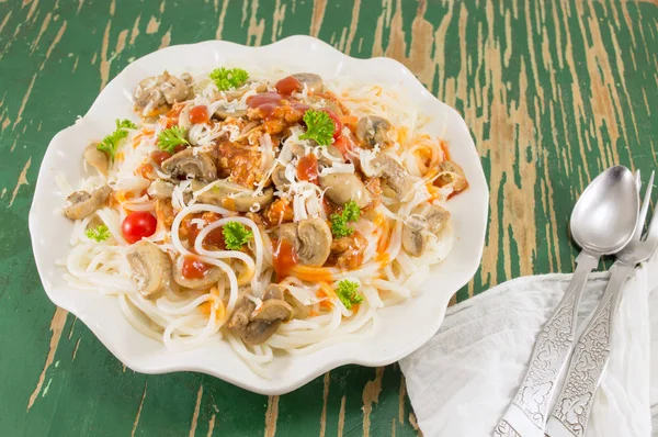 Pâtes sur une assiette aux champignons — Photo