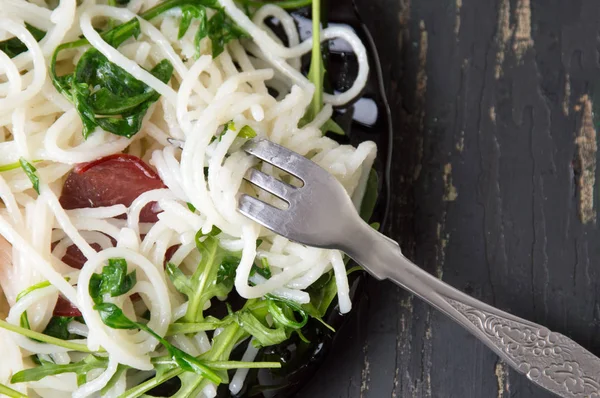 Tészta és prosciutto rukkolával zöldség a tányéron — Stock Fotó
