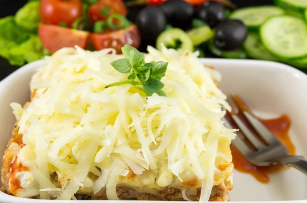 Lasagne-Portion mit frischem Gemüse — Stockfoto