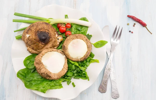 Setas rellenas de huevo en un plato —  Fotos de Stock