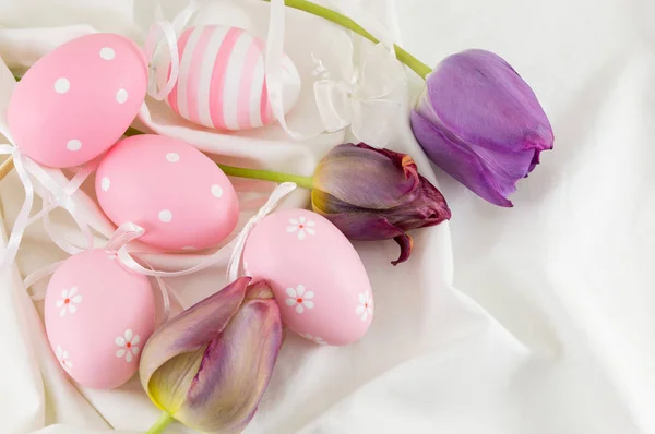 Decorated easter eggs and purple tulips — Stock Photo, Image