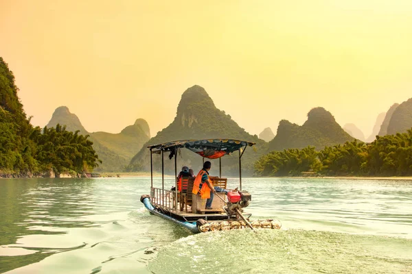 Touristen auf dem Li-Fluss in Yangshuo, China — Stockfoto