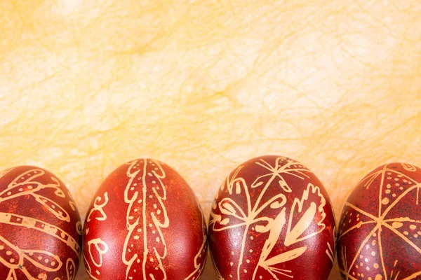 Красные пасхальные яйца, украшенные воском — стоковое фото